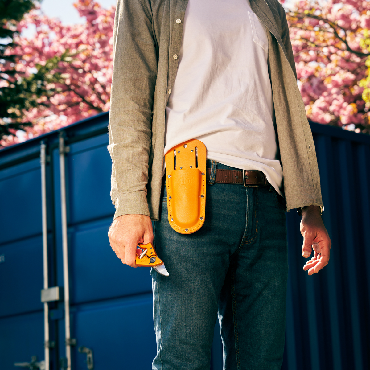 FELCO 910 Tangerine Blaze - Lifestyle - In Action